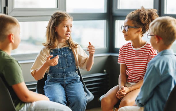 La Fondation Droit d'enfance a créé deux versions de la charte : l'une dédiée aux enfants, l'autre aux adolescentss.