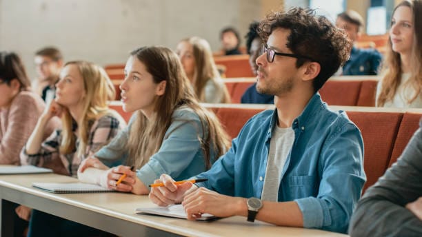 En 2023, le nombre de diplômés sortants s’établit à 20 700, en baisse de 2,8 % par rapport à l'année précédente.