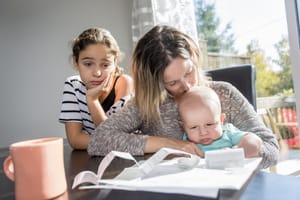 Privations matérielles et sociales, pauvreté : les familles monoparentales sont particulièrement exposées