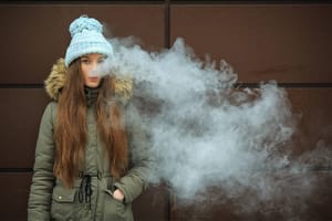 La vape et les jeunes : le point sur l’interdiction des « puff », ces e-cigarettes jetables