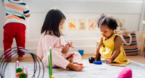 Selon l'Académie nationale de médecine, l'intégration en collectivité "optimise" le développement de l'enfant