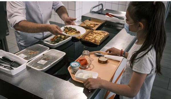 Cantine, transport, logement… la contribution méconnue des territoires à la lutte contre la pauvreté