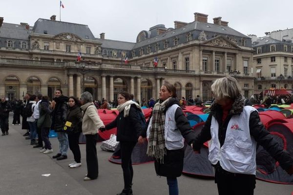 Mineurs non accompagnés du camp d’Ivry-sur-Seine : « Tout le monde se renvoie la balle », dénonce MSF