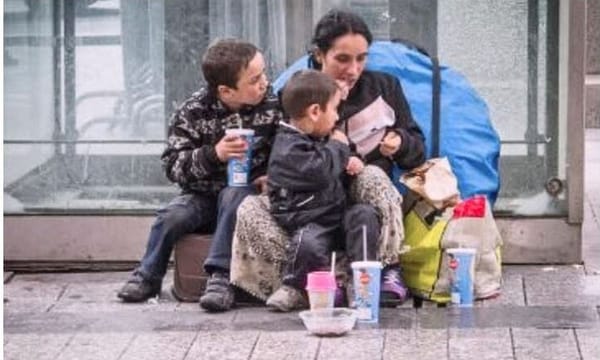 Femmes et enfants à la rue : les communes pallient les carences de l'État